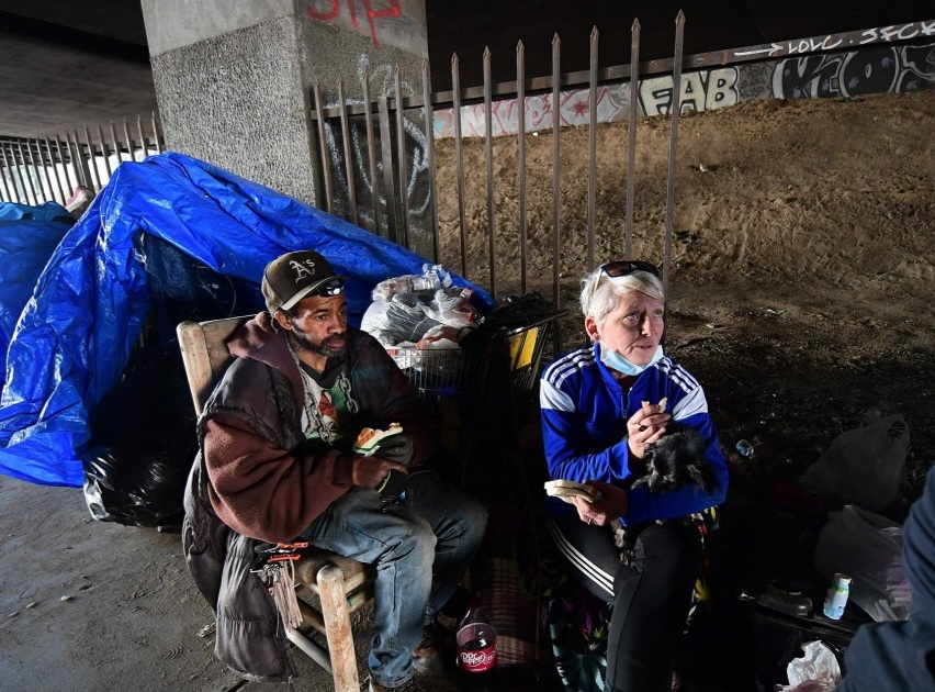 italki Hello! PEASANT and RED NECK Are these words synonyms? If not, then why?[Image]