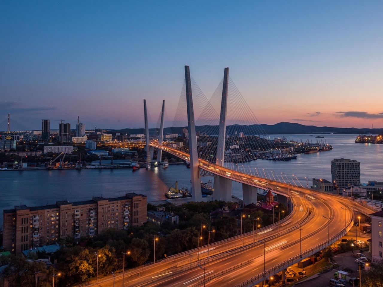 Население владивостока. Vladivostok Skyline. Владивосток море достопримечательности. Вид на русский мост Солнечный день Владивосток. Ростов на Дону Дальний Восток.