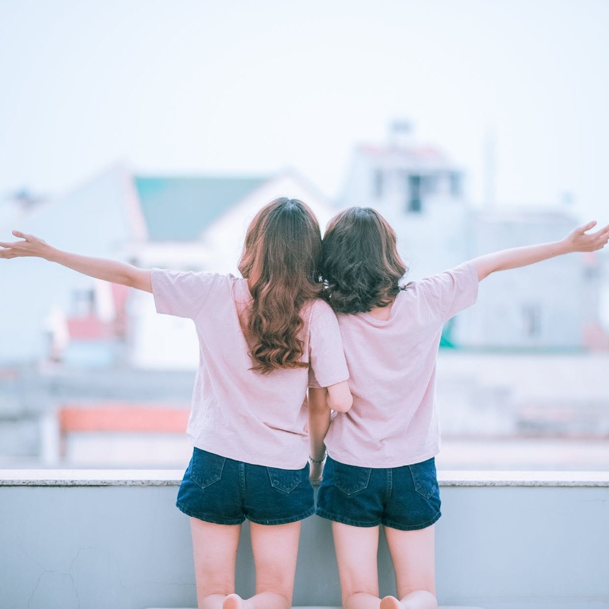 Become best friends. Фото с днем подруги. Фотосессия с подругой 2022. Точный день подружек. Поп best friends.