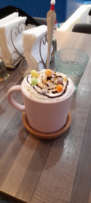 Italki これは 白いひげ と呼ばれて飲み物です そこは熱いチョコレートで 上はクリームとチョコレート シロップとクッキーがあり とても美味しいです 甘いすぎると思っていたのに 冬によく合う飲料です Im