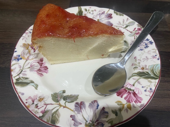 Italki 今日は父の誕生日です 私はスフレチーズケーキを焼きました これは初めてに大阪の有名なカフェで食べました ケーキ の上はいちごジャムを置いました 今日もとてもおいしかったです Image